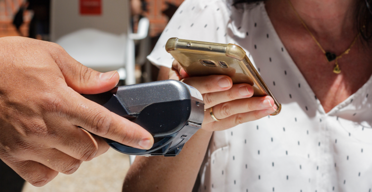 7 em cada 10 transações bancárias são feitas por celular