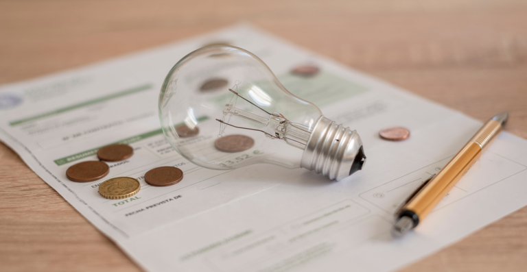 Golpistas falsificam conta de luz e mudam pagamento para roubar valores