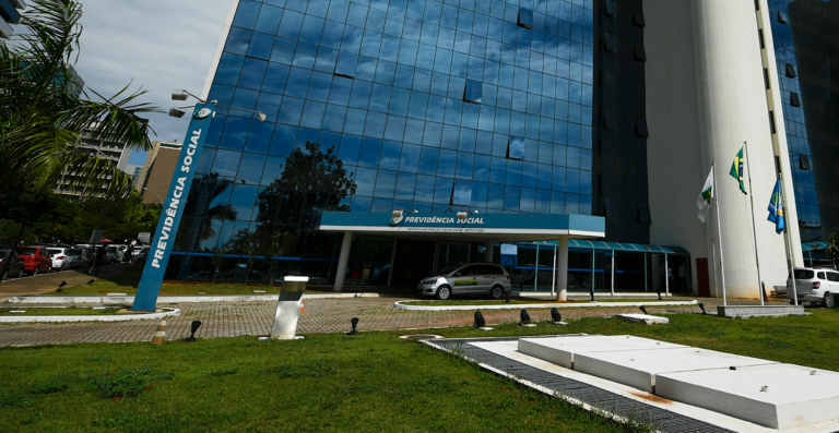 Beneficiários devem usar serviços digitais do INSS durante greve