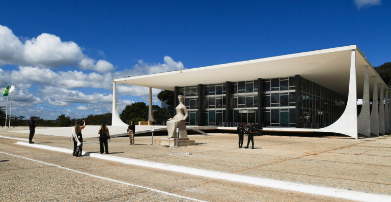 STF adia análise dos efeitos da revisão de aposentadoria