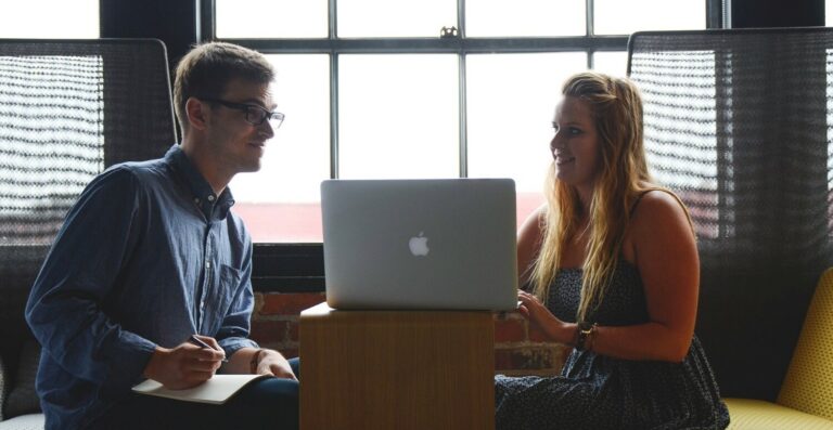 Menos é mais: como startups podem crescer com o mínimo de recursos