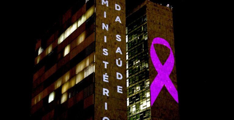 Outubro Rosa: saiba os direitos das pacientes com câncer de mama