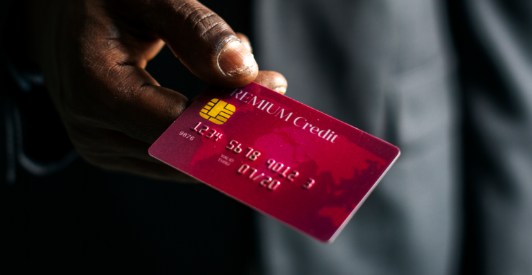Parcelamento do saldo total do cartão é a nova aposta dos bancos