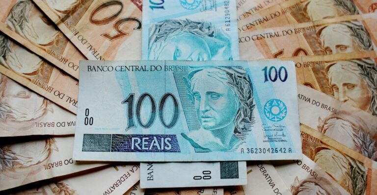 Salários em 2024: estabilidade em 8 de 12 setores