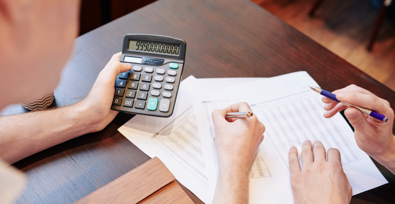 Como calcular o desconto do INSS do salário em 2025?