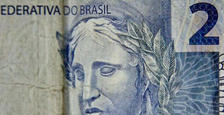 Desvalorização do real exige ajustes fiscais