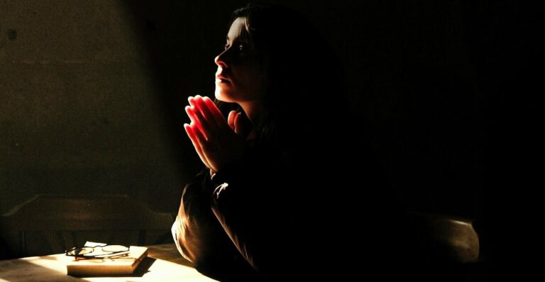 Intolerância religiosa no trabalho afeta saúde mental de colaboradores