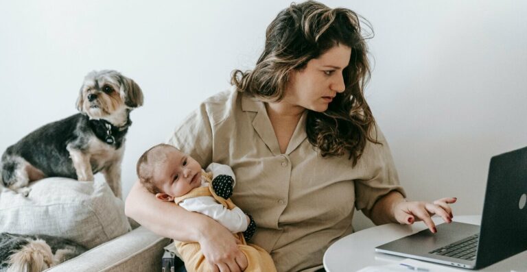 Direitos trabalhistas de gestantes e mães adotantes