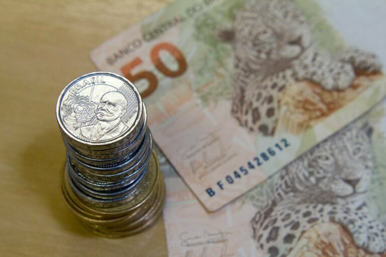 Apenas 11% dos brasileiros conseguiram aumento salarial em 2024, aponta estudo