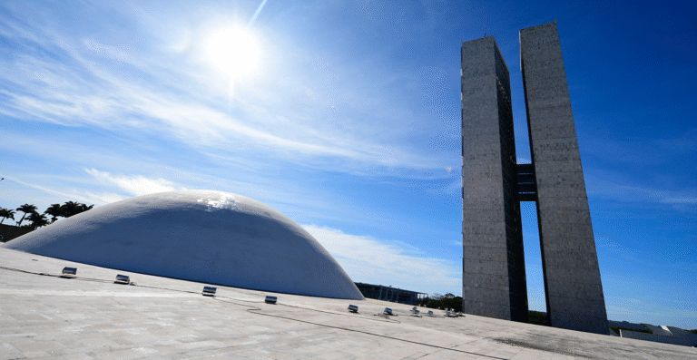 Relator adia parecer sobre isenção do IR para quem ganha até R$ 5 mil