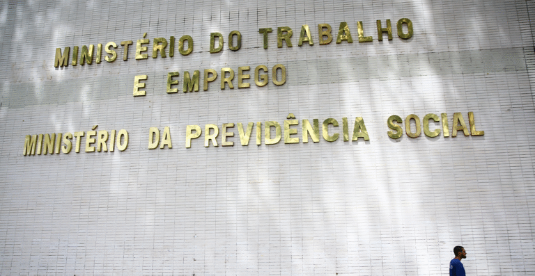 MTE adia para 2026 regra que altera trabalhos em feriados