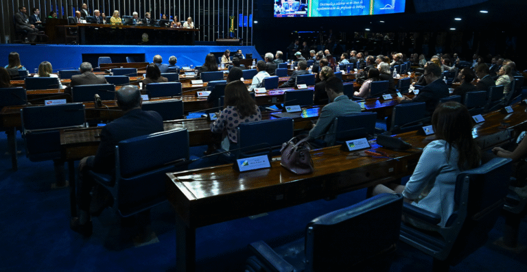 Câmara aprova fim de descontos de sindicatos no INSS