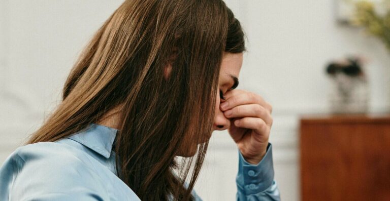 Novela Vale Tudo aborda saúde mental no trabalho; NR-1 exige atenção