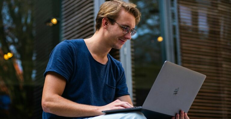 Certificado Digital ICP-Brasil combate mercado ilegal de documentos médicos