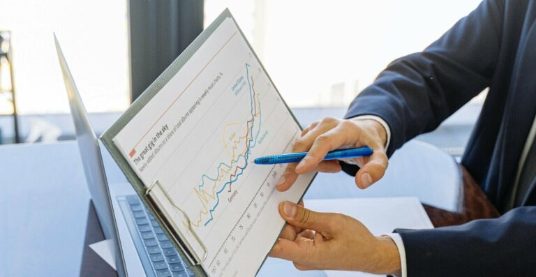 Atendimento financeiro falha em resolver problemas, mesmo após tentativas digitais