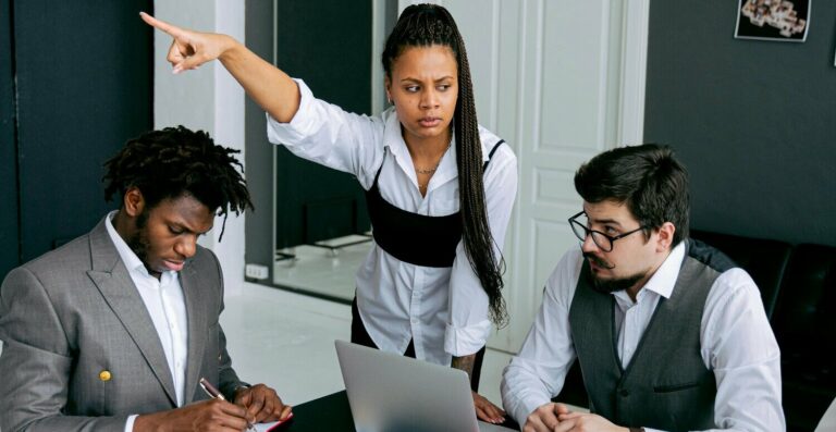 Monitoramento de funcionários remotos: limites legais e riscos para empresas