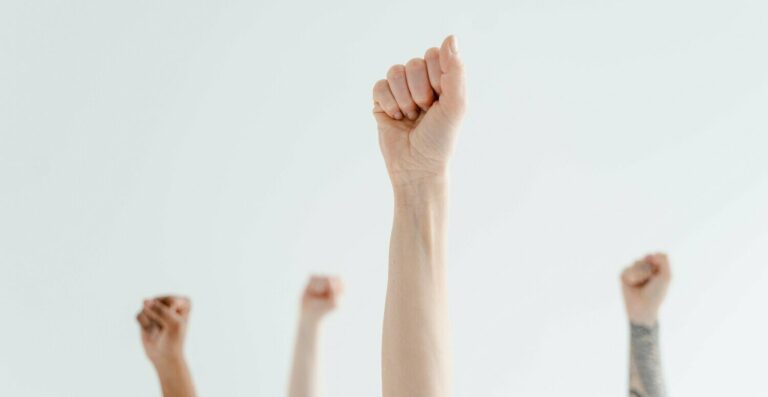 Ações trabalhistas disparam no Brasil; saiba como antecipar o recebimento