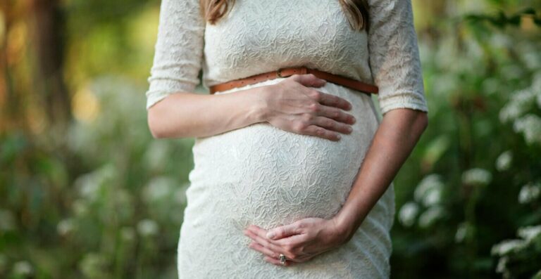 Licença-maternidade: nova lei prorroga afastamento em casos de internação