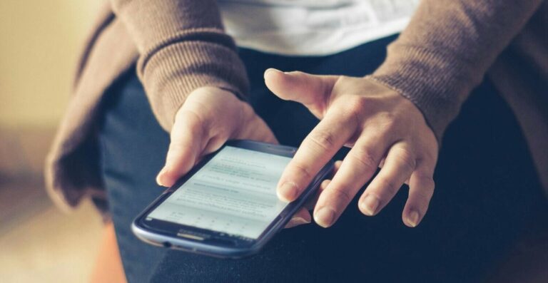 Como o eSIM Europa ajuda brasileiros a reduzir custos e riscos financeiros em viagens