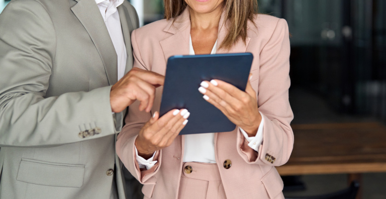 Como as plataformas jurídicas podem apoiar o setor a superar os desafios da IA