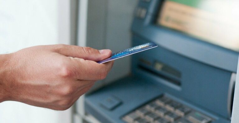 Governo antecipa abono salarial para atingidos pelas chuvas em MG