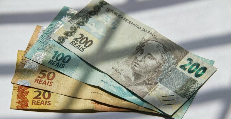 Serviços de tecnologia impulsionam economia brasileira em 2026