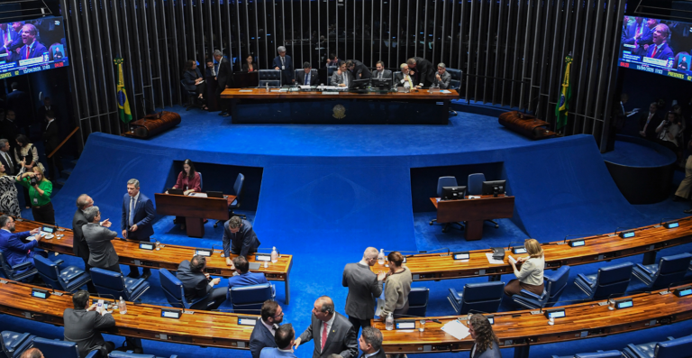 Fim da escala 6×1: votação é adiada na CCJ após pedido de vista