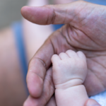 Licença-paternidade 2026: isso muda a sua carreira?