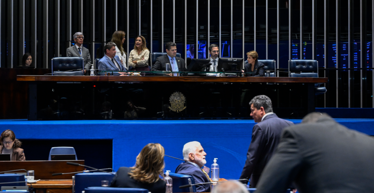 Impasse sobre transição trava PEC da escala 6×1 na Câmara