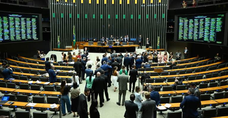 Câmara aprova fim da escala 6×1; veja proposta que avança ao Senado