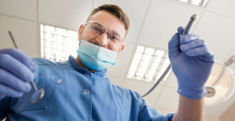 Dentista pode dar atestado para justificar falta?