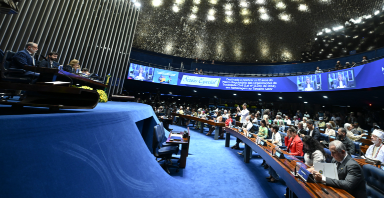 Regime simplificado para profissionais liberais avança no Senado