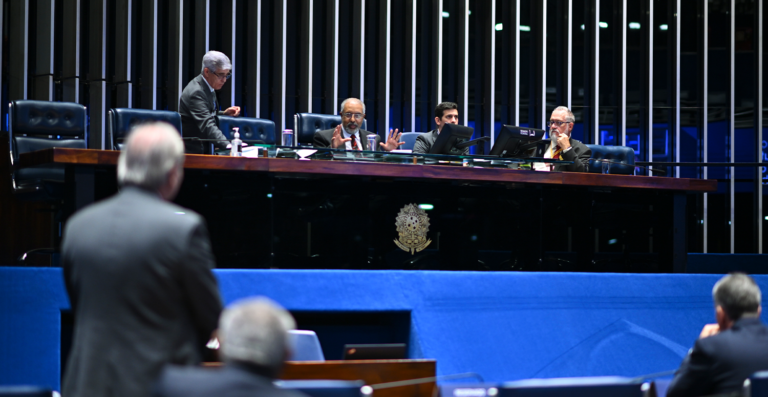 Senado aprova projeto que autoriza servidor federal como MEI