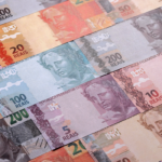 Cenário Econômico: Juros Altos e Inflação Lenta Freiam Brasil