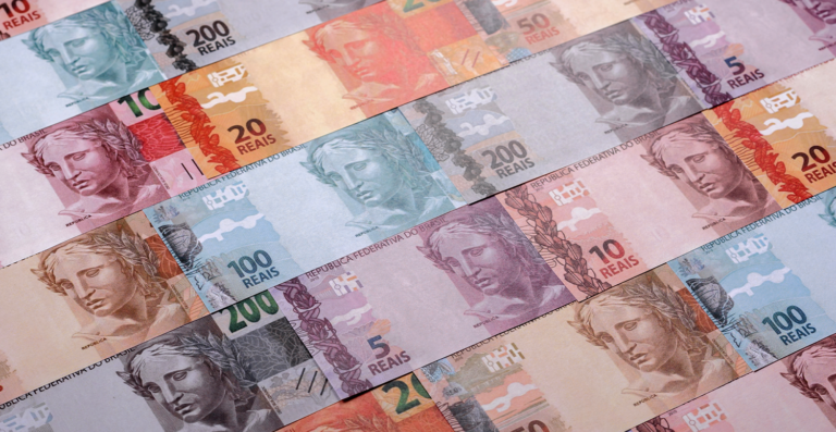 Cenário Econômico: Juros Altos e Inflação Lenta Freiam Brasil